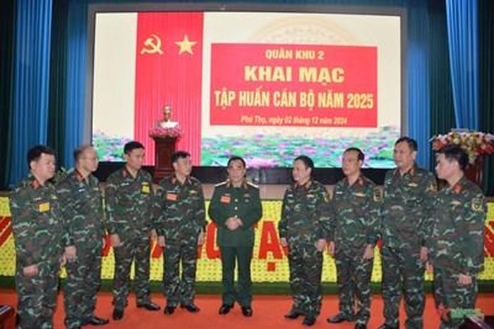 Thiếu tướng Nguyễn Đăng Khải, Phó tư lệnh, Tham mưu trưởng Quân khu 2 và cán bộ tham gia tập huấn trao đổi bên lề hội nghị. 