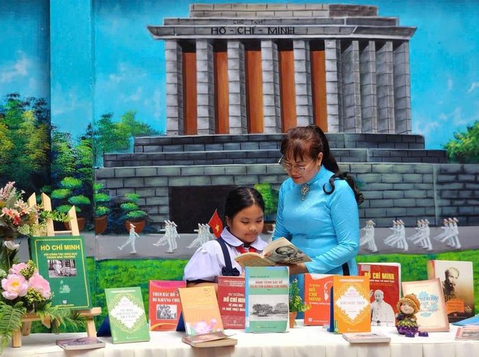  Cô Phạm Thúy Hà - Hiệu trưởng Trường Tiểu học Đặng Trần Côn (Quận 4) cùng học sinh trong dịp khánh thành Không gian văn hóa Hồ Chí Minh của trường. Ảnh: T.H 