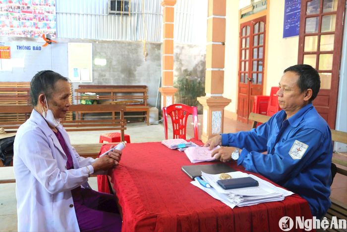 Bí thư chi bộ thôn Lâm Trường Nguyễn Sỹ Giai trao đổi với người dân. Ảnh: KL