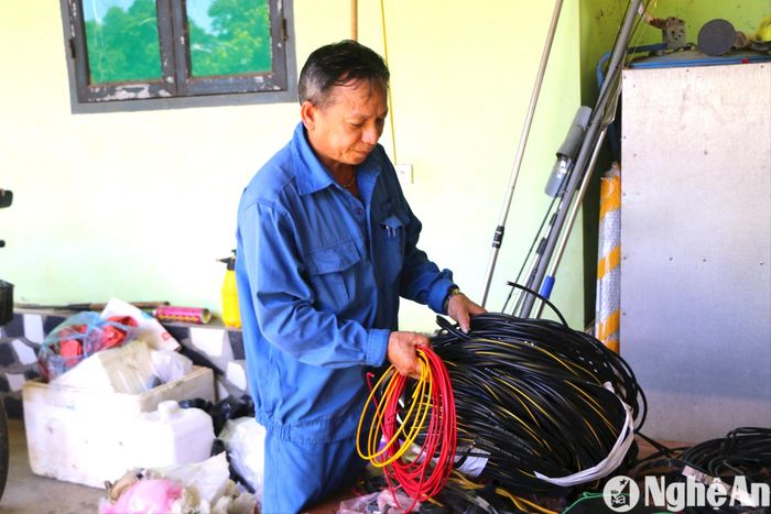 Bí thư Chi bộ thôn Lâm Trường xã Tiền Phong, huyện Quế Phong Nguyễn Sỹ Giai chuẩn bị đồ nghề đi sửa điện. Ảnh: KL