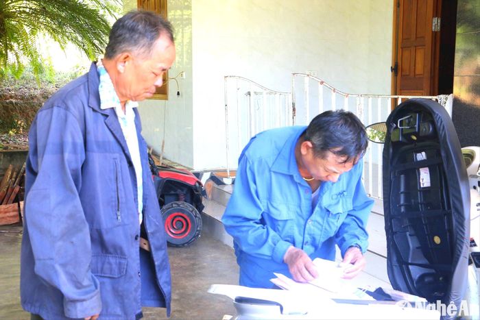 Mỗi khi người dân có việc nhờ, ông Nguyễn Sỹ Giai - Bí thư Chi bộ thôn Lâm Trường đều vui vẻ giúp đỡ trong khả năng của mình. Ảnh: An Quỳnh