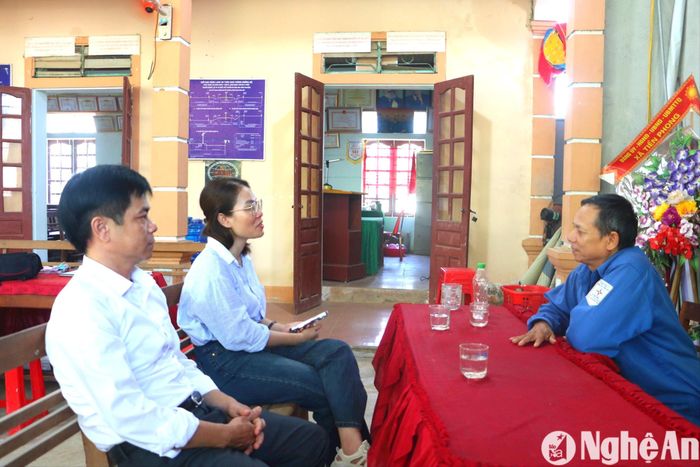 Ông Nguyễn Sỹ Giai (áo xanh) - Bí thư Chi bộ thôn Lâm Trường trao đổi về công tác phát triển Đảng. Ảnh: An Quỳnh