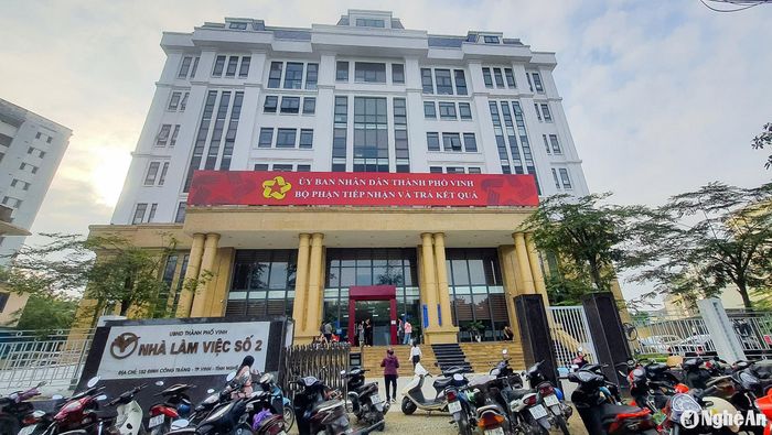 Bộ phận tiếp nhận và trả kết quả giải quyết thủ tục hành chính của thành phố Vinh làm việc trong ngày đầu tiên sau khi thị xã Cửa Lò và 4 xã Nghi Xuân, Phúc Thọ, Nghi Thái, Nghi Phong (huyện Nghi Lộc) sáp nhập vào thành phố. Ảnh: Thành Duy