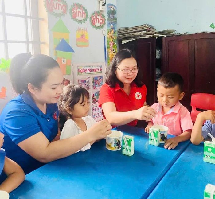  Tình yêu thương, sự quan tâm của các anh chị đoàn viên, thanh niên đã giúp các em học sinh có thêm động lực gắn bó với trường, với lớp. Ảnh: V.C 