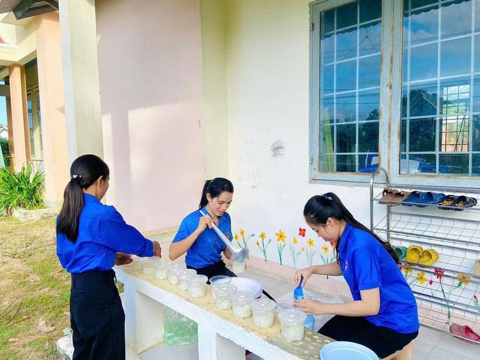  Đoàn viên, thanh niên phường Cheo Reo phối hợp với giáo viên nhà trường chuẩn bị bữa ăn sáng cho học sinh tại điểm trường buôn Đê. Ảnh V.C 