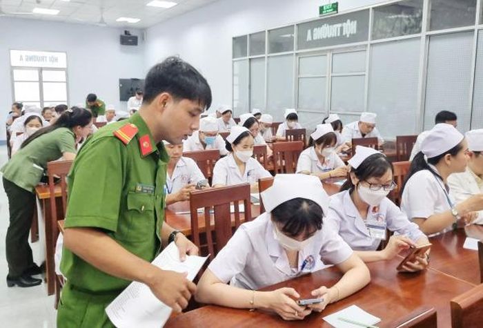 Công an tỉnh Bạc Liêu tuyên truyền, hướng dẫn cài đặt VNeID cho đội ngũ y, bác sĩ các bệnh viện.