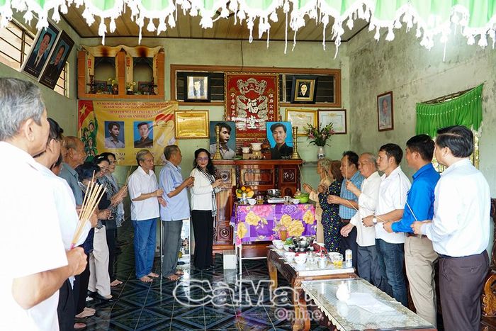 Trang nghiêm dâng hương trước di ảnh của 2 liệt sĩ.