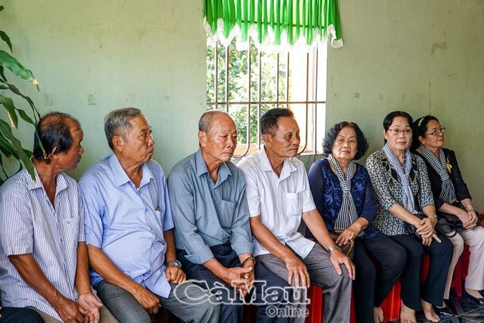 Đồng đội, đồng chí của 2 liệt sĩ Lê Tấn Tài và Lê Tấn Lộc bồi hồi tưởng nhớ người đã khuất.