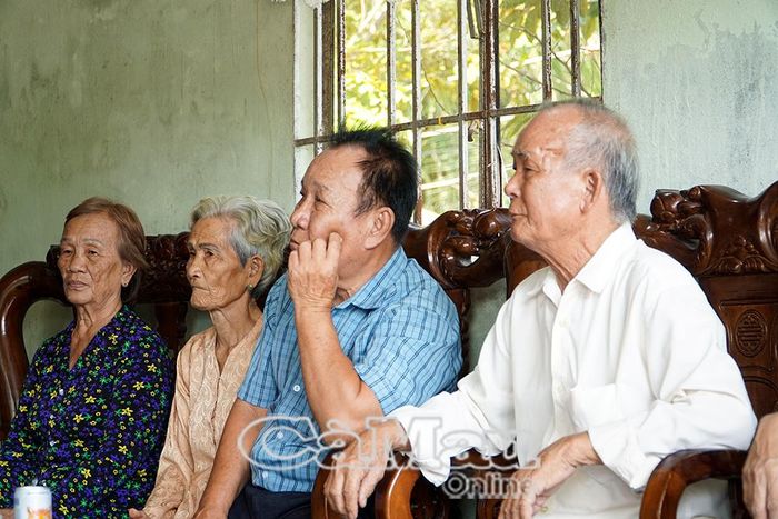 Thân quyến của 2 liệt sĩ xúc động khi đón nhận di ảnh của người thân.