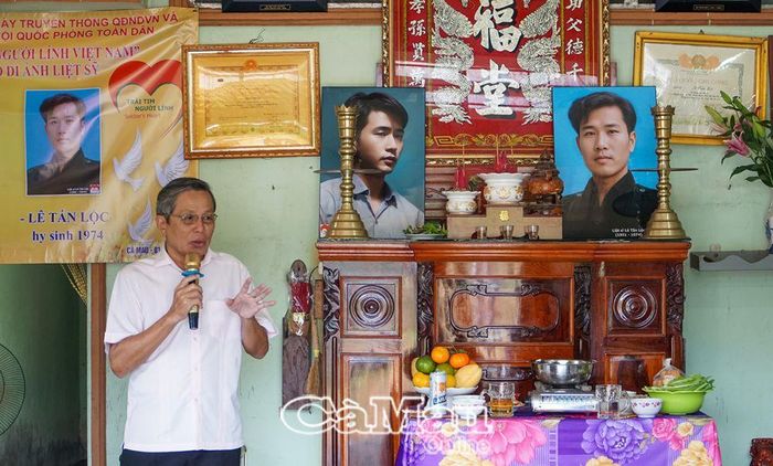 Chú Trần Thiện Hà, đại diện "Trái tim người lính" bày tỏ lòng tri ân, tưởng nhớ đối với 2 người con ưu tú của Đầm Dơi.