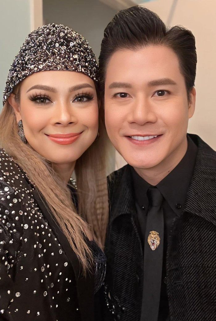 Thanh Thảo vui vẻ hội ngộ "tình cũ" Quang Dũng trong hậu trường một show diễn ở Mỹ.