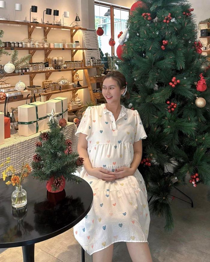Diễn viên Hương Giang hạnh phúc khi mang bầu. Gần đến ngày sinh con, cô vẫn giấu danh tính nửa kia.