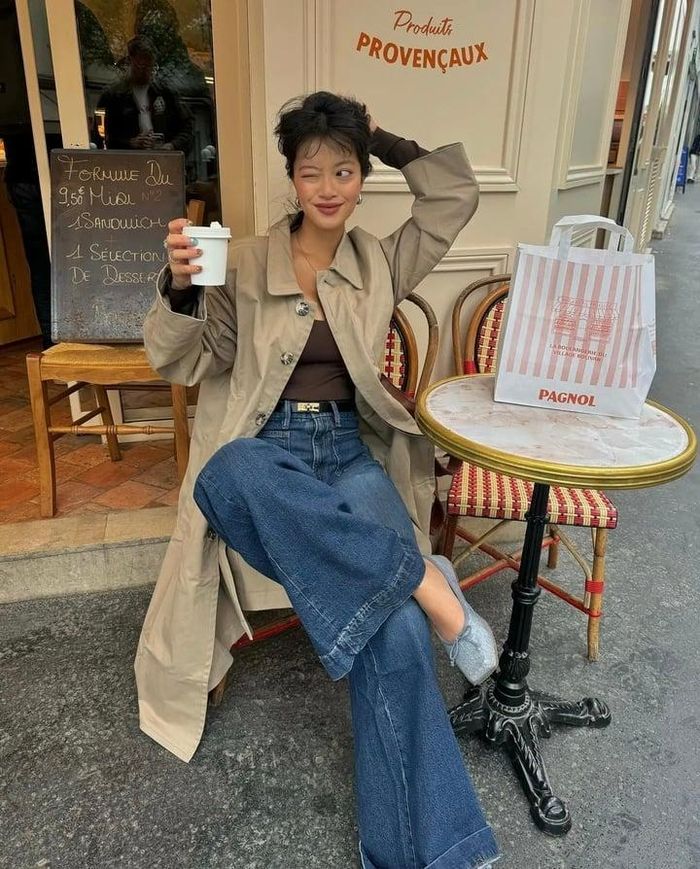 Phối trench coat với quần jeans ống suông tạo nên sự kết hợp giữa vẻ cổ điển và hiện đại.