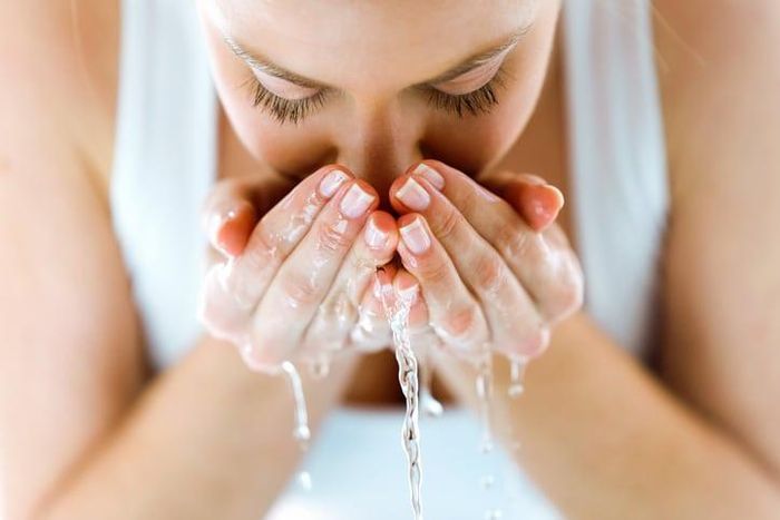 Để sở hữu làn da căng bóng, mịn màng, nên rửa mặt thật sạch với nước ấm.