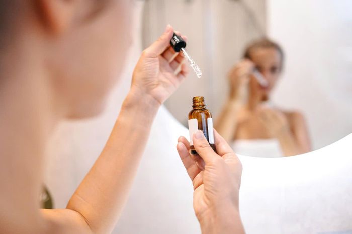 Sử dụng retinol có thể giúp hỗ trợ làm mờ tàn nhang.