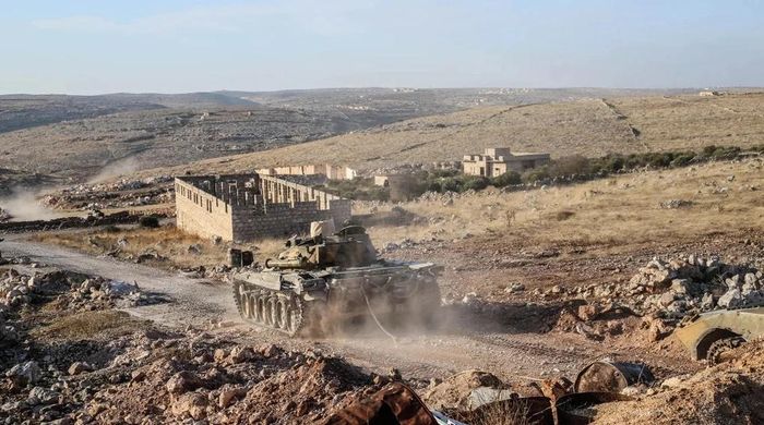 Quân đội Syria ngày 30/11 thông báo "tạm rút lui" khỏi Aleppo, thành phố lớn thứ hai đất nước, nhằm tập hợp và tái tổ chức các đơn vị trước khi có lực lượng chi viện để mở cuộc phản công nhằm vào thành phố. Đây là lần đầu tiên chính phủ Syria để mất Aleppo kể từ khi nội chiến bùng phát vào năm 2011.