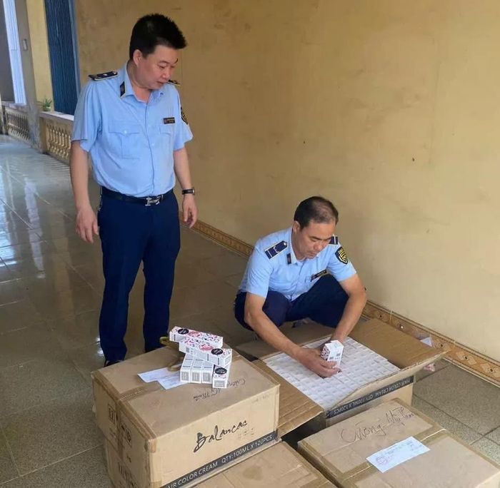 Hàng hóa là mỹ phẩm không rõ nguồn gốc, xuất xứ bị tạm giữ. Ảnh: Cục QLTT Nam Định