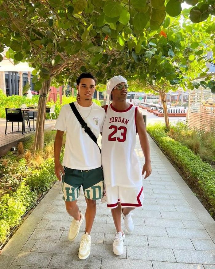 Ronaldinho và con trai Joao Mendes.