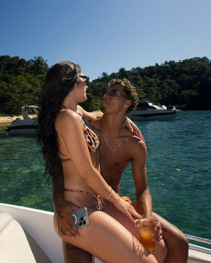 Con trai Ronaldinho và bạn gái của anh đã xác nhận tin vui trên trang cá nhân.