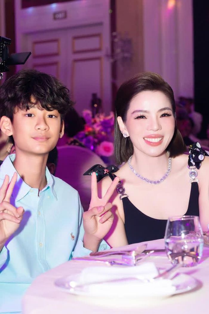 Lệ Quyên và con trai (Ảnh: FBNV)