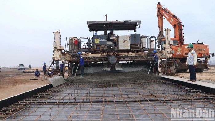 Hạng mục đường băng số 1 sân bay Long Thành đang được khẩn trương hoàn thành.