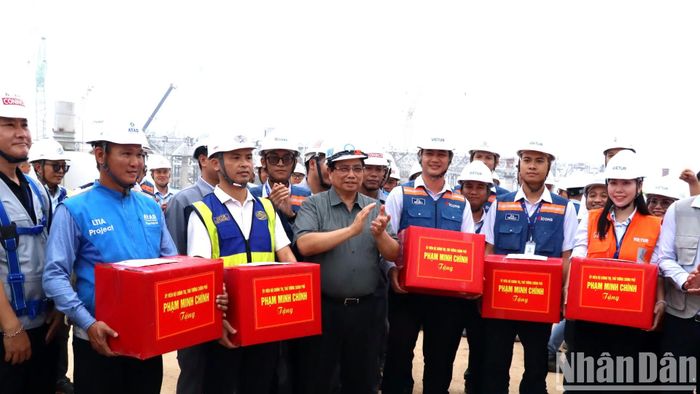 Thủ tướng tặng quà động viên cán bộ công nhân viên thi công trên công trường dự án sân bay Long Thành.
