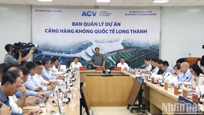 Thủ tướng chủ trì buổi làm việc với các đơn vị liên quan về tiến độ dự án và quy hoạch thành phố sân bay. Cùng dự có Phó Thủ tướng Trần Hồng Hà và Hồ Đức Phớc.