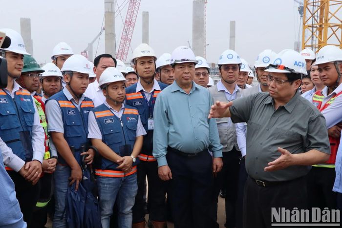 Thủ tướng Phạm Minh Chính trao đổi cùng cán bộ, kỹ sư trên công trường thi công nhà ga hành khách sân bay Long Thành.
