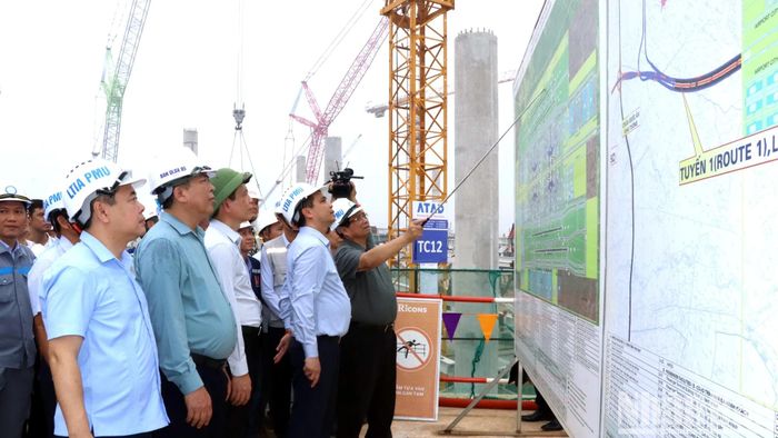 Thủ tướng Phạm Minh Chính kiểm tra tiến độ thi công dự án đầu tư xây dựng sân bay Long Thành.