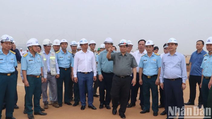 Thủ tướng Chính phủ Phạm Minh Chính thị sát tiến độ thi công đường cất hạ cánh sân bay Long Thành.