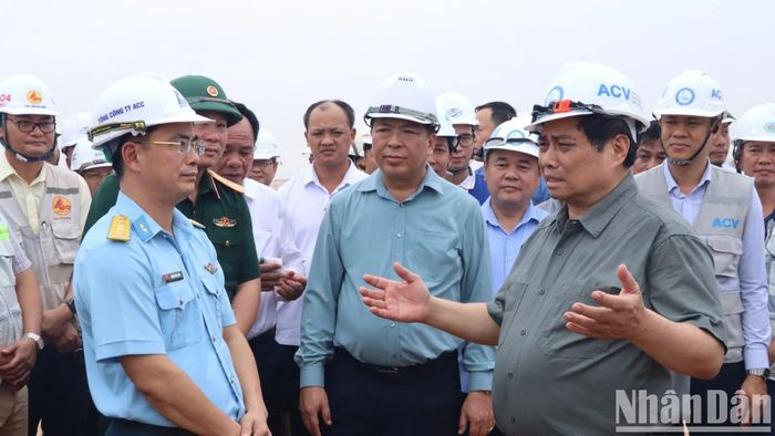 Thủ tướng Phạm Minh Chính đề nghị đơn vị thi công rút kinh nghiệm triển khai đường băng số 1 để tiến tới chuẩn bị các bước triển khai đường băng thứ 2 sân bay Long Thành.