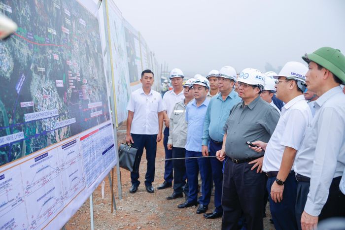  Thủ tướng nghe báo cáo về tiến độ thi công cao tốc Biên Hòa-Đồng Nai. 