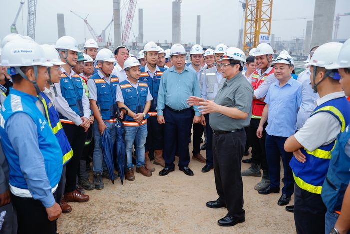  Thủ tướng yêu cầu tiếp tục nêu cao tinh thần yêu nước, trách nhiệm để nỗ lực hơn nữa, quyết tâm hơn nữa, làm việc trên tinh thần "vượt nắng, thắng mưa, không thua bão gió", "ăn tranh thủ, ngủ khẩn trương", thi công "3 ca 4 kíp", xuyên lễ, xuyên thứ 7, chủ nhật, "chỉ bàn làm, không bàn lùi". 