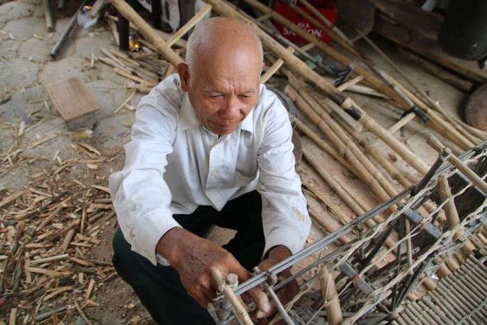 Ngày ngày, ông Quýt lặng lẽ phục dựng lại mô hình bờ xe nước sông Trà.