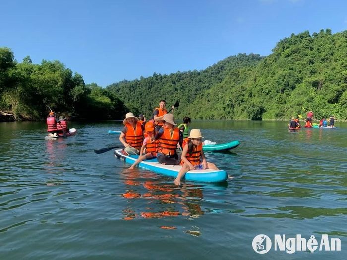 Phát triển rừng, ngoài lợi ích trực tiếp về kinh tế còn góp phần đa dạng về hệ sinh thái để phát triển dịch vụ du lịch. Ảnh: CSCC