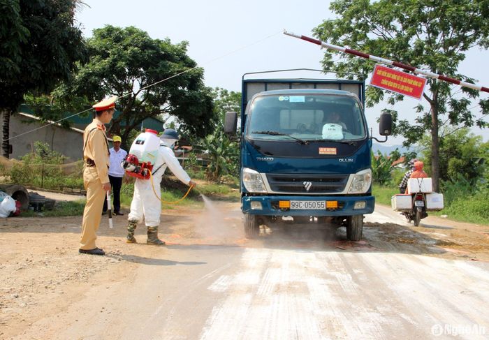 Các lực lượng kiểm soát phương tiện ra, vào vùng dịch. Ảnh: Quang An