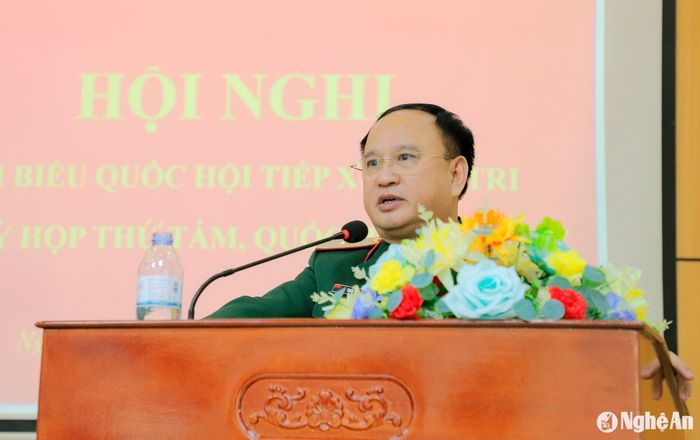Đại biểu Trần Đức Thuận - Ủy viên Thường trực Ủy ban Quốc phòng và An ninh của Quốc hội tiếp thu kiến nghị của cử tri. Ảnh: Trang Huy