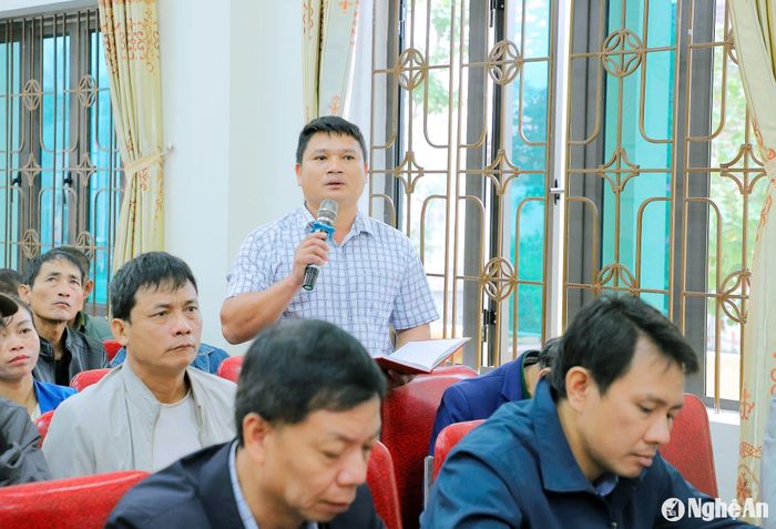 Cử tri xã Nghĩa Mỹ, thị xã Thái Hòa nêu phản ánh tại hội nghị. Ảnh: Trang Huy