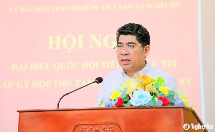 Đại biểu Vi Văn Sơn - Ủy viên Ban Chấp hành Đảng bộ tỉnh, Trưởng ban Dân tộc tỉnh báo cáo với cử tri về nội dung chương trình Kỳ họp thứ 8, Quốc hội khóa XV. Ảnh: Trang Huy