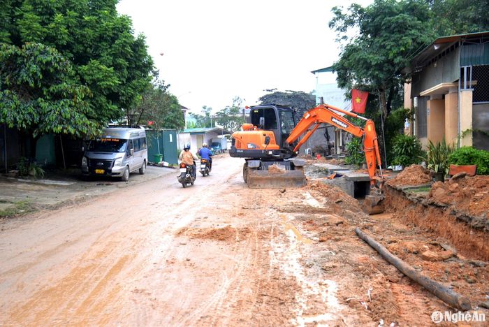 Thi công trên tuyến đường từ ngã tư trung tâm thị trấn đến Trung tâm Y tế huyện thuộc dự án nâng cấp giao thông nội thị trấn Tân Kỳ. Ảnh: Xuân Hoàng