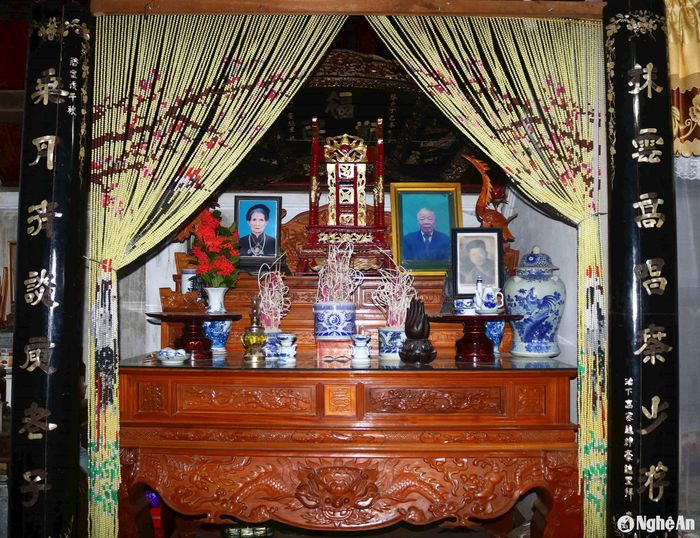 Trước đây do nạn trộm cắp hoành hành, nên bộ đại tự, câu đối khảm ngọc trai quý của nhà thờ họ Nguyễn Tư đã được gia đình ông Nguyễn Tư An, hậu duệ của dòng họ, người trông coi di tích đưa về cất giữ tại nhà, đề phòng mất cắp. Ảnh: Huy Thư