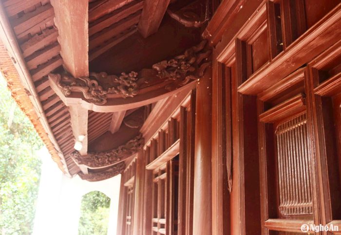 Nhà thờ làm bằng gỗ có 3 gian, mái lợp ngói âm dương, phía trước mở cửa "thượng song hạ bản". Nét đặc sắc của nhà thờ họ Nguyễn Tư là kết cấu khung gỗ được điêu khắc chạm trổ công phu, đẹp mắt. Ảnh: Huy Thư
