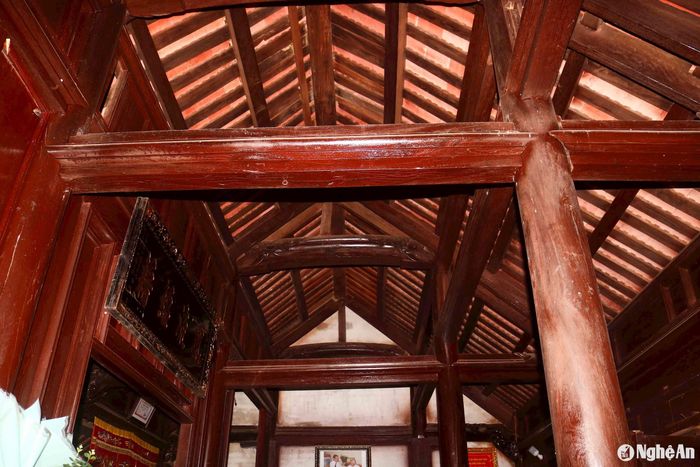 Nhà thờ được xây dựng theo kiểu tứ trụ, xà, hạ để trơn, chuốt sống khế. Trước đây khung gỗ nhà thờ để mộc, trong lần tôn tạo gần đây đã được phun sơn để bảo vệ. Ảnh: Huy Thư