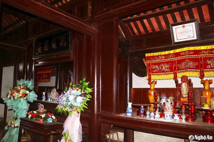 Di tích nằm ở ngoài đê sông Lam, hàng năm thường bị lũ lụt, nên bàn thờ được thiết kế theo kiểu chạn thờ, cách nền nhà khoảng 1m, phía dưới để trống. Gác chạn có mộng ăn khớp với cột cái và cột quân, phía sau thưng ván kín, phía trước mở ô cửa, tạo nên hệ thống chạn thờ đặc trưng của nhà thờ họ vùng lũ lụt. Ảnh: Huy Thư