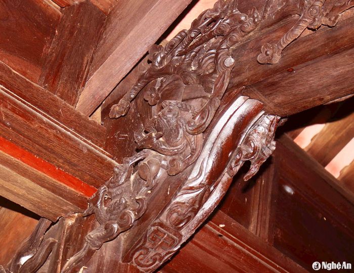 Đề tài chạm khắc trên khung gỗ nhà thờ họ Nguyễn Tư khá phong phú. Ngoài hình ảnh thiên nhiên, muông thú, cỏ cây, hoa lá... còn có hình ảnh con người như "Đối tọa", "Tầm sư học đạo"... gửi gắm nhiều thông điệp mang tính nhân văn, giáo dục. Ảnh: Huy Thư
