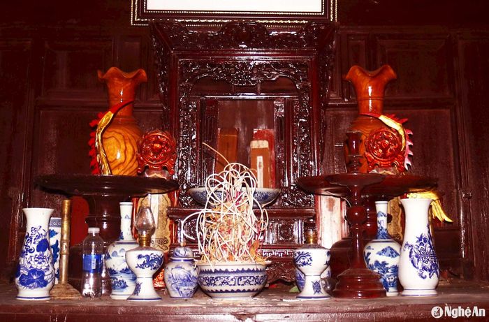 Trên gác chạn có 4 cung thờ: thổ thần (đầu nhà), tổ tiên dòng họ (giữa) con cháu hậu duệ chi họ (hai bên). Trên các cung thờ có khám thờ cùng nhiều đồ tế khí cổ kính. Ảnh: Huy Thư
