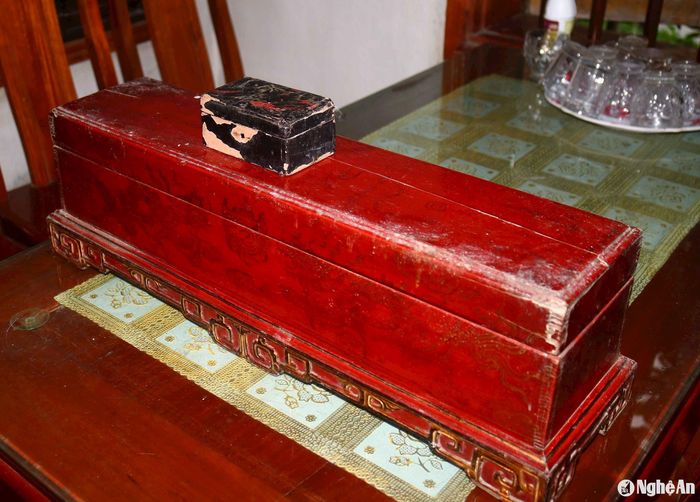 Tại nhà thờ còn lưu giữ nhiều hiện vật cổ kính như hương án, hộp sắc phong, thạp cổ, cùng nhiều đồ dùng của mệnh quan triều đình nhà Nguyễn như tráp để triện, tráp đựng sách vở... Ảnh: Huy Thư