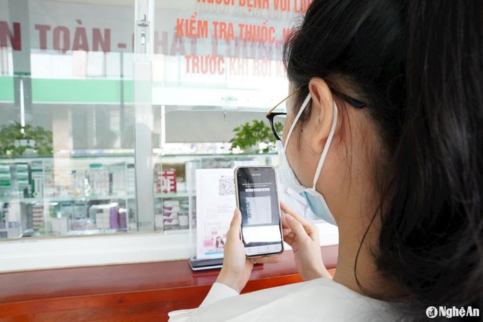 Bệnh nhân thực hiện thanh toán chi phí dịch vụ khám, chữa bệnh qua hình thức QR tĩnh ở Bệnh viện Đa khoa TP. Vinh. Ảnh: Thành Chung