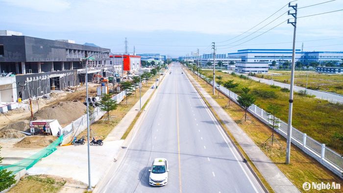 Hệ thống nhà máy và hạ tầng KCN VSIP tại xã Hưng Tây, huyện Hưng Nguyên, Nghệ An. Ảnh: Thành Cường