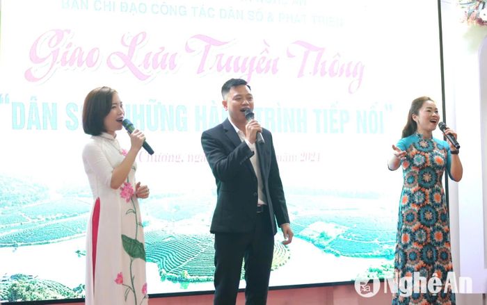 Các viên chức, cộng tác viên dân số tham gia chương trình giao lưu truyền thông dân số. Ảnh: Mỹ Hà